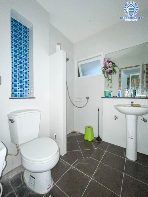 บ้านเดี่ยวมือสองย่านกรุงเทพฯ ม.เพอร์เฟคเพลส รัตนาธิเบศร์2 เนื้อที่กว้างขวางเกือบ 55 ตร.ว.  ฟังก์ชัน 3 ห้องนอน 3 ห้องน้ำ ที่จอดรถ 2 คัน บนทำเลแห่งการเดินทาง ใกล้รถไฟฟ้าสายสีม่วง "สถานีไทรม้า" และทางด่วน "งามวงศ์วาน"